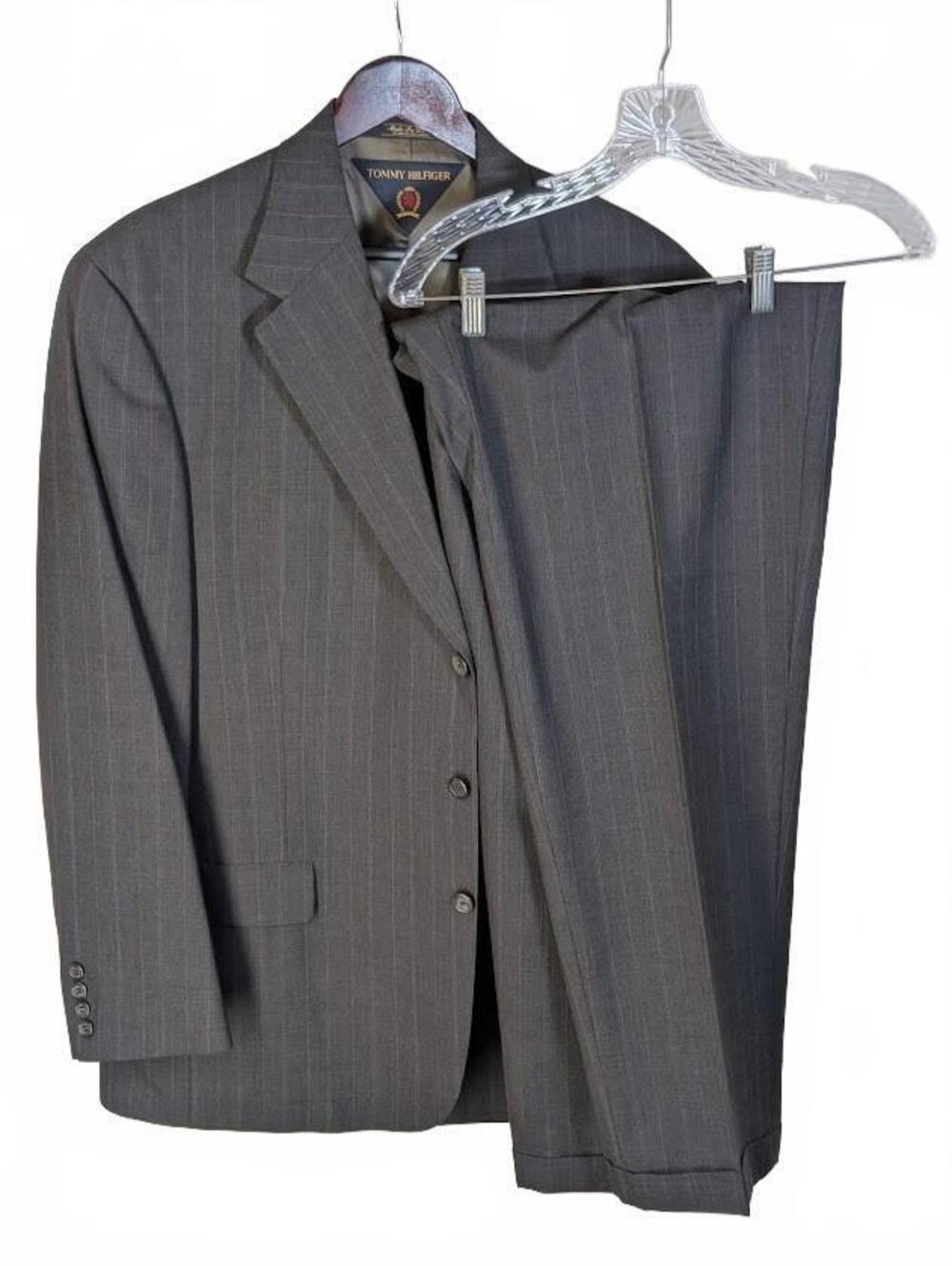 Tommy Hilfiger Mens Gray Pinstripe 3 Button Suit Blazer Pleated Pants Set